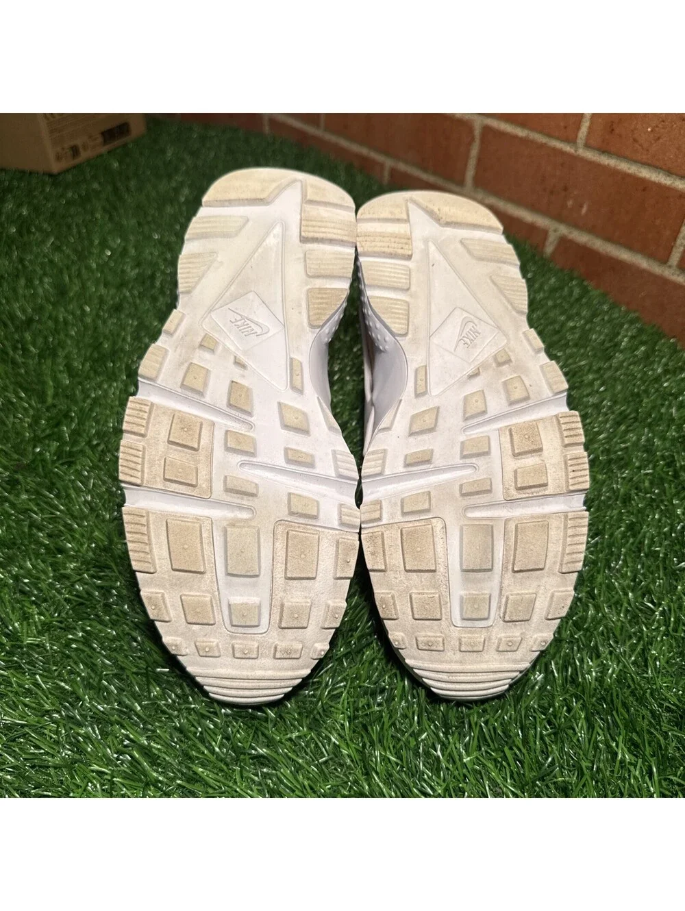 Nike Air Huarache Run White Pure Platinum GS Size 6y 7.5w 645275-110 No Box